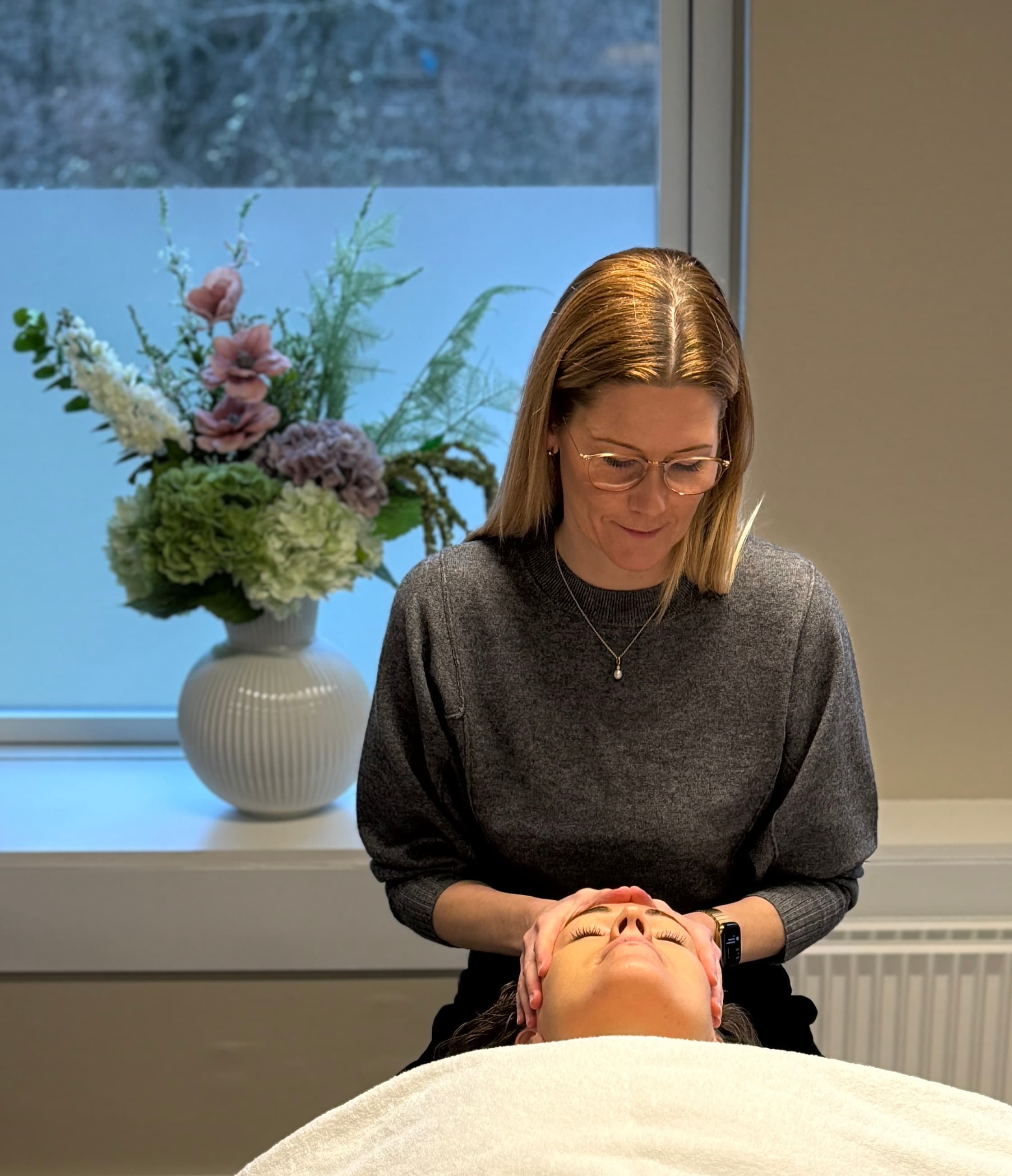 Jannie Lind udfører ansigtsbehandling i sin klinik